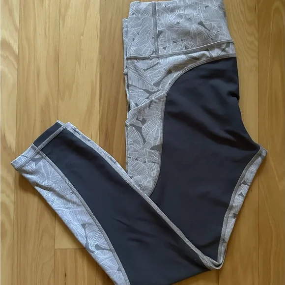 Athleta Large 25” length leggings with dual color. - Picture 7 of 7